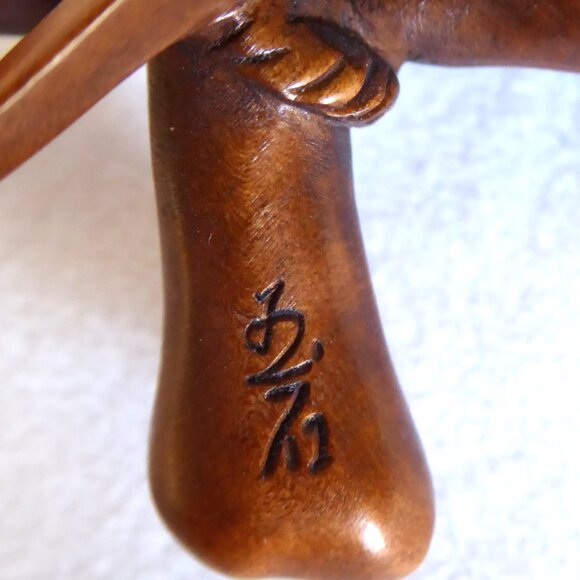 VINTAGE SIGNED JAPAN JAPANESE HAND CARVED WOOD NETSUKE SKULL SWORD - Picture 12 of 14